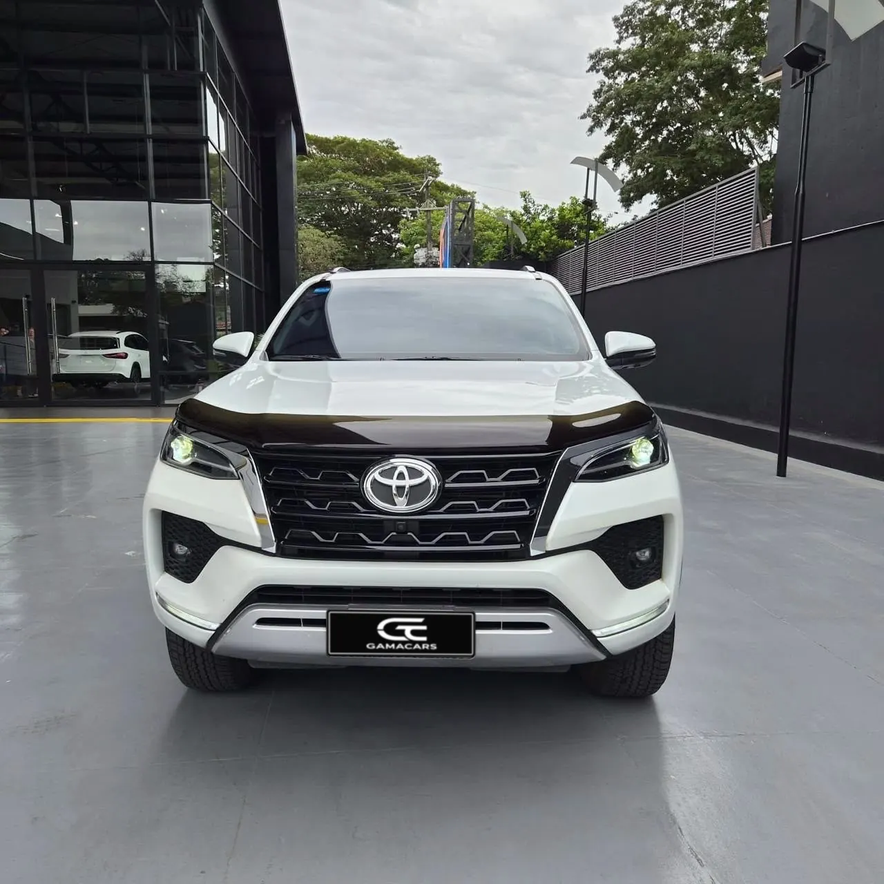 Toyota Fortuner SRV blanca, vista frontal con faros LED