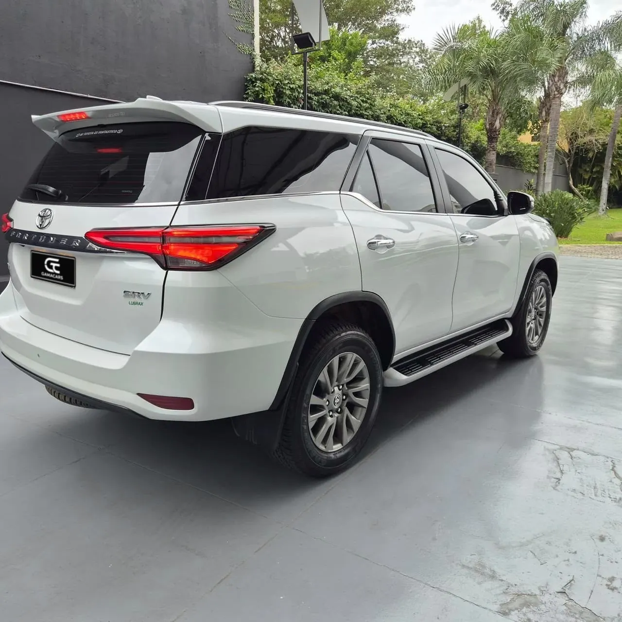 Toyota Fortuner SRV blanca, vista trasera tres cuartos con insignia SRV