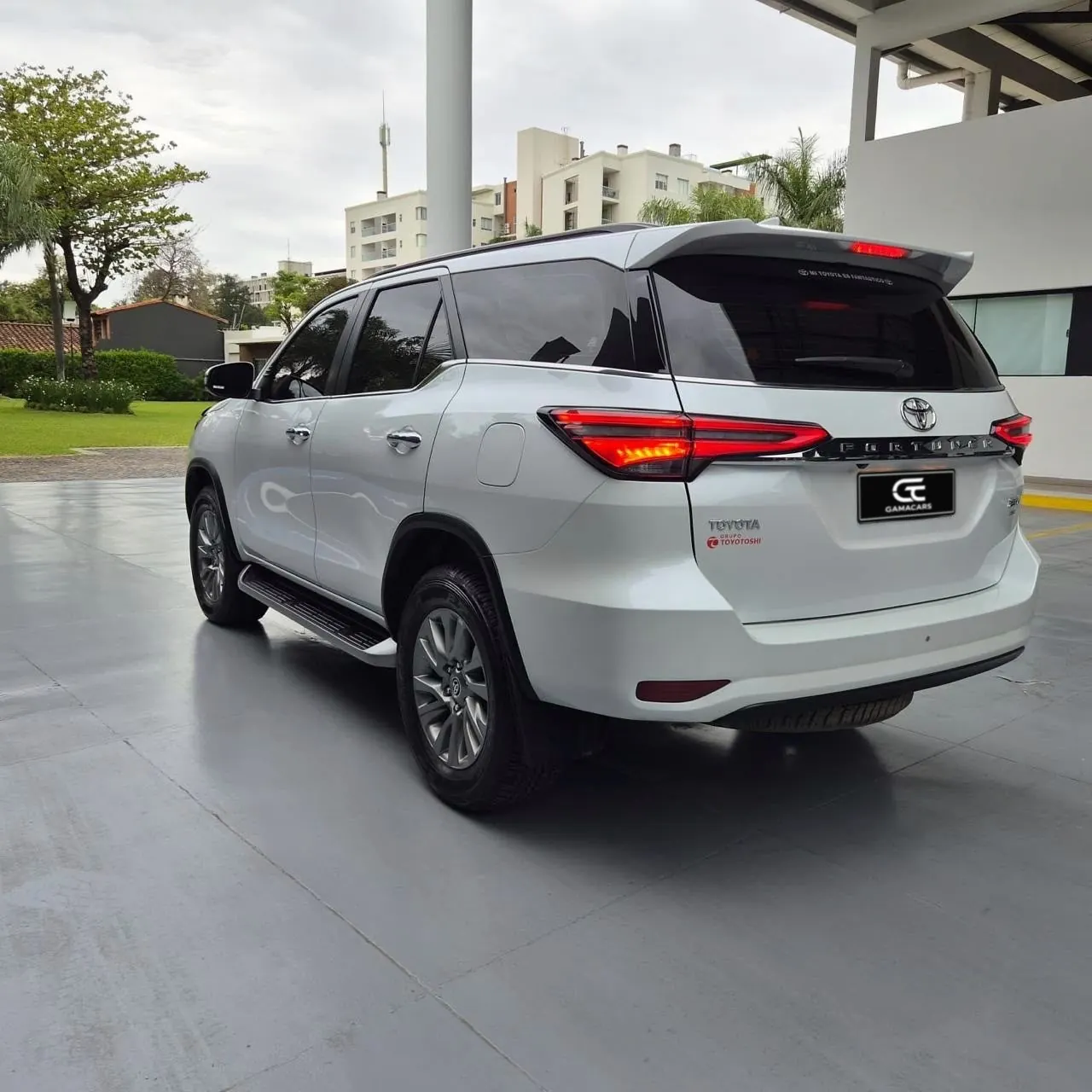 Toyota Fortuner SRV blanca, vista trasera con insignia Grupo Toyotoshi