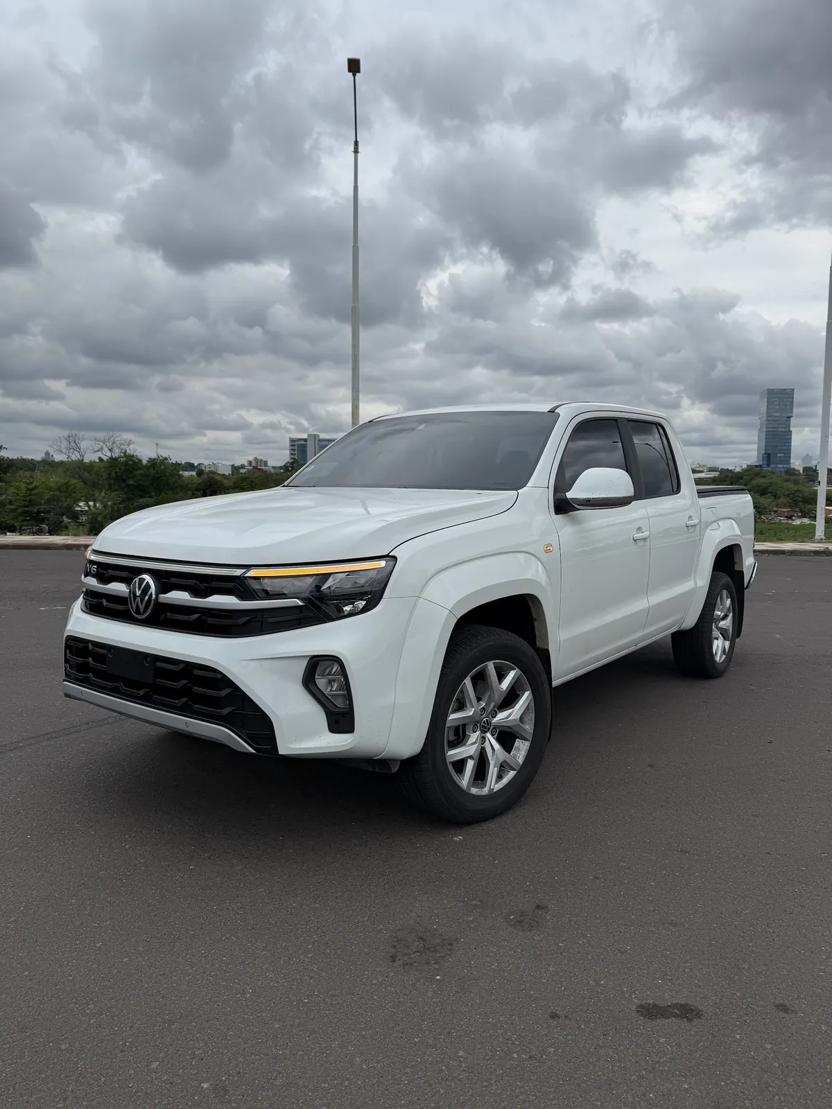 Volkswagen Amarok V6 Highline blanca 2025, vista frontal tres cuartos