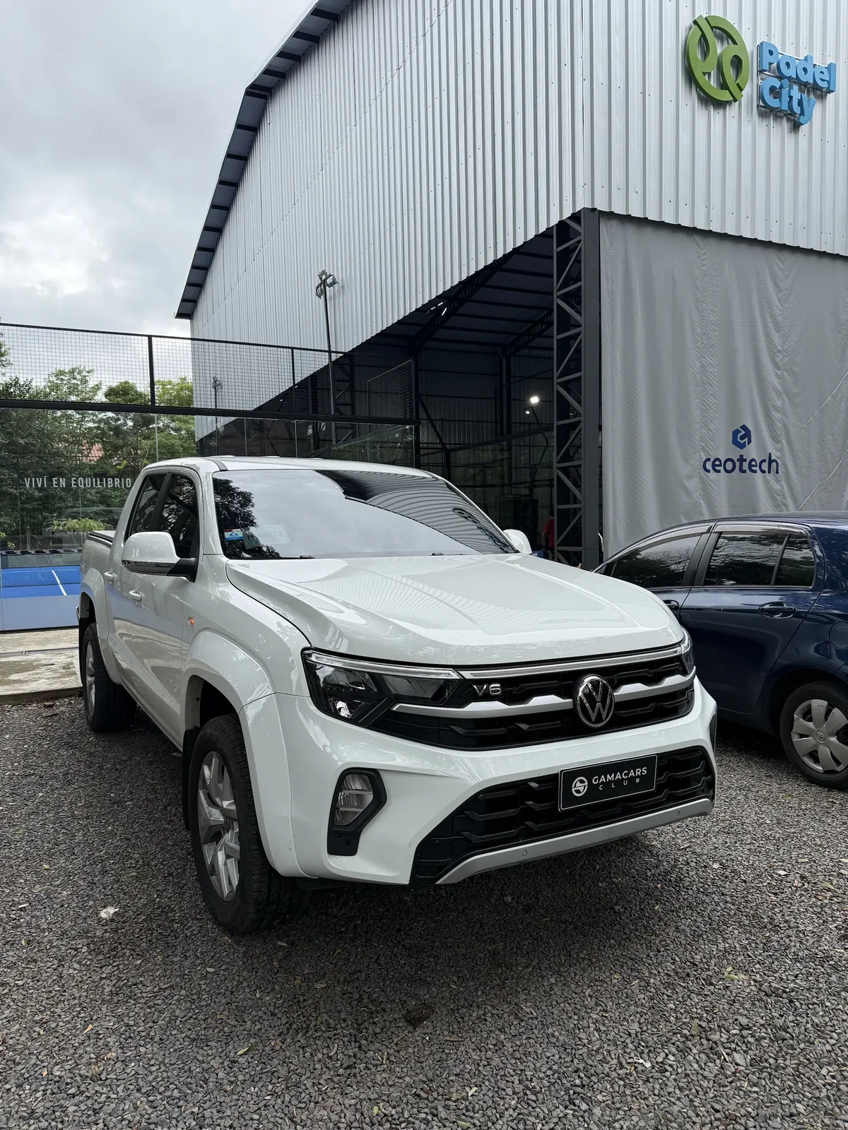 Volkswagen Amarok V6 Highline blanca, frente con chapa Gamacars