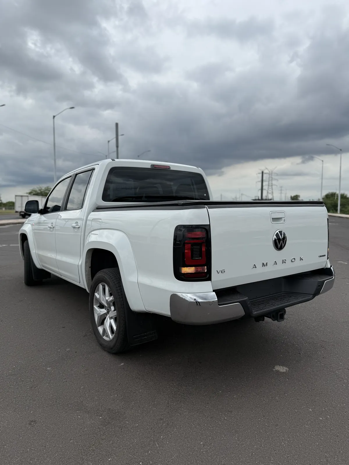 Volkswagen Amarok V6 Highline blanca, vista trasera tres cuartos