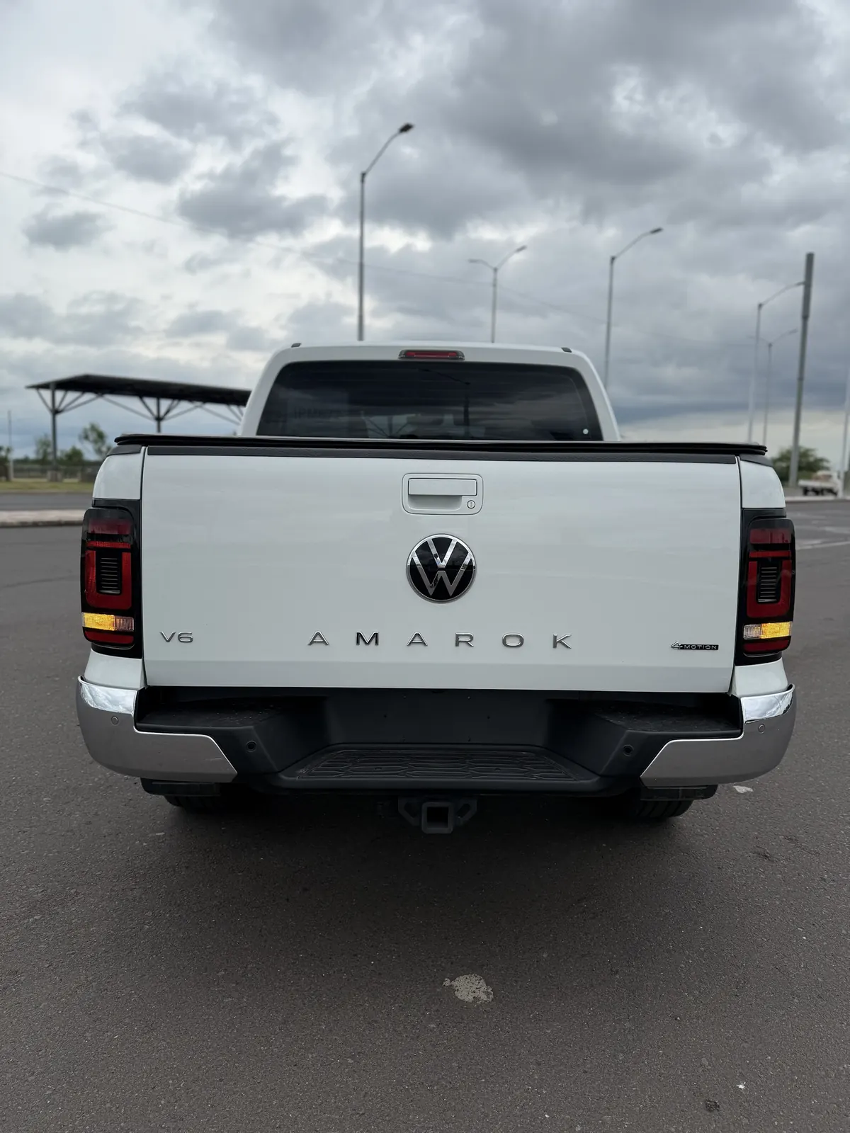 Volkswagen Amarok V6 Highline blanca, vista trasera con insignias V6 y 4Motion