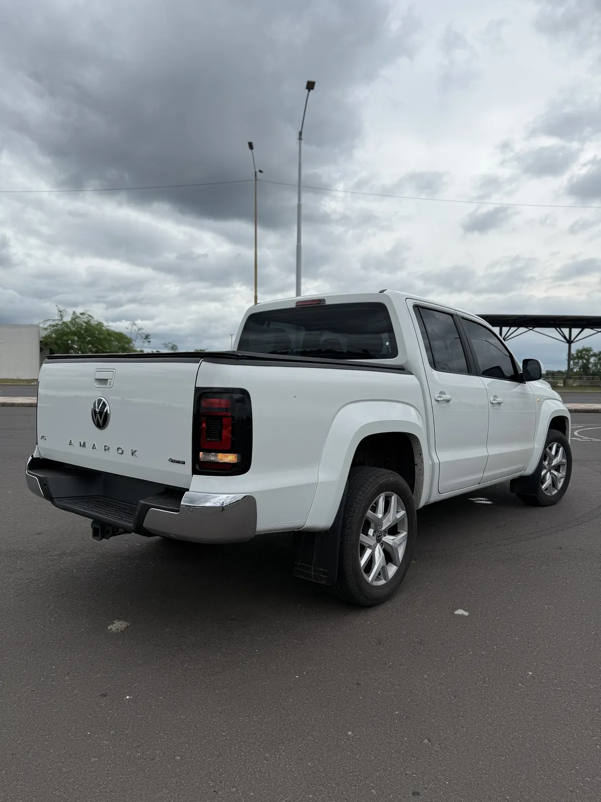 Volkswagen Amarok V6 Highline blanca, trasera y lateral derecho con carpa marítima rígida
