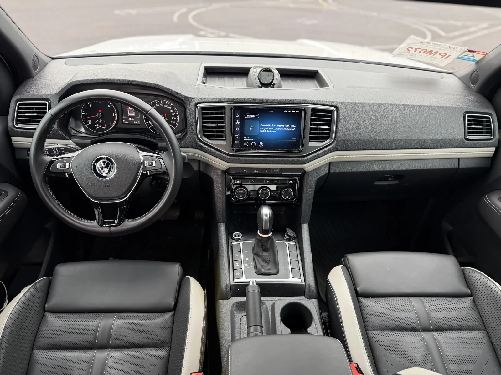 Tablero y volante de la Amarok V6 con radio multimedia