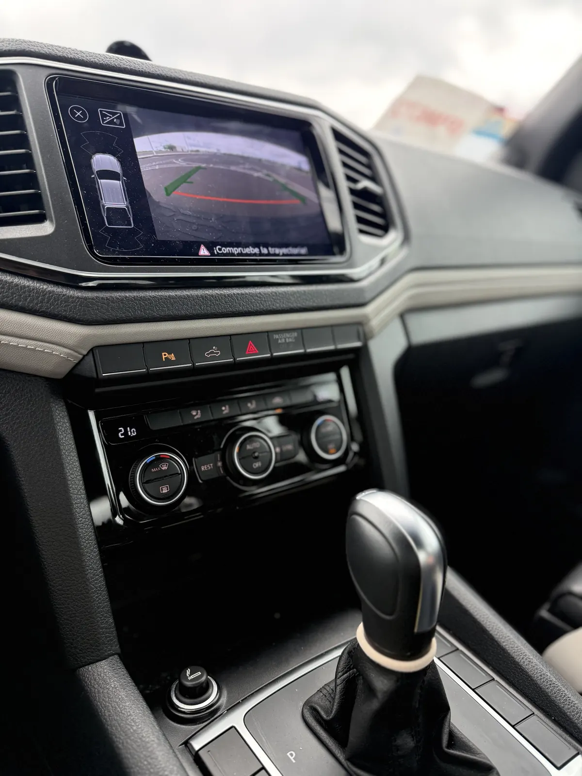 Pantalla de la Amarok V6 con cámara de retroceso