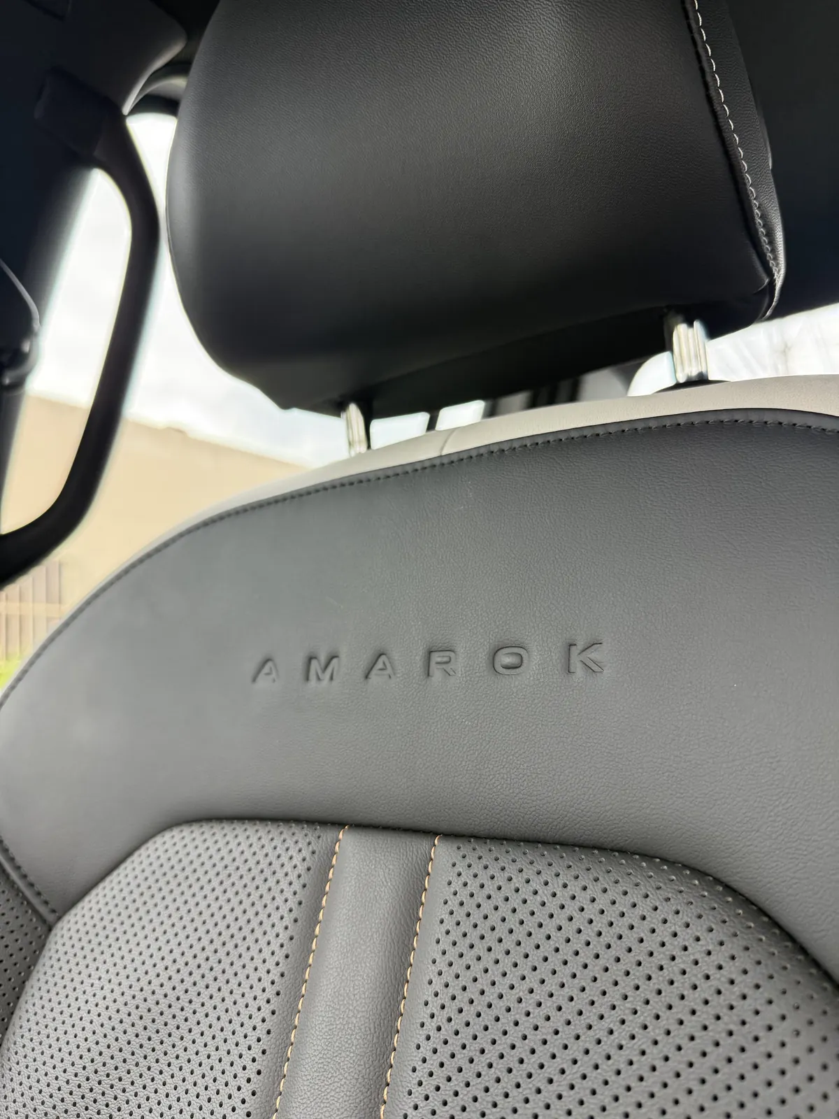 Asiento de cuero con el nombre Amarok en relieve
